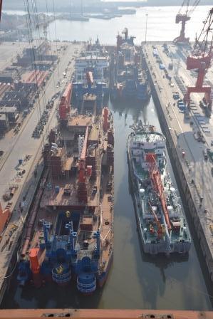 江蘇海新重工熱烈慶祝4艘船舶同日下水、出塢